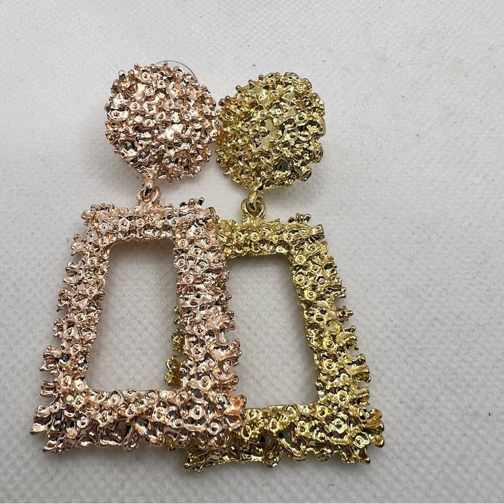 🍭4/$20 Gold and Rose Gold Tone Metallic Dramatic Post Earrings - Picture 6 of 7